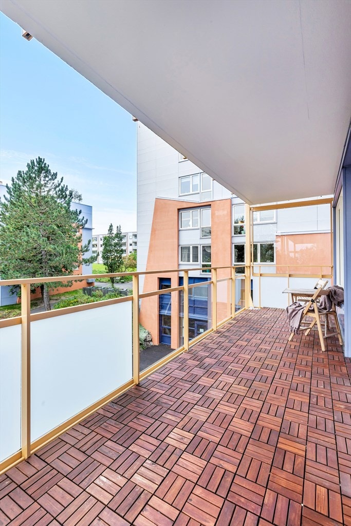 Balkongen har støpt dekke med løse trelemmer Galleribilde