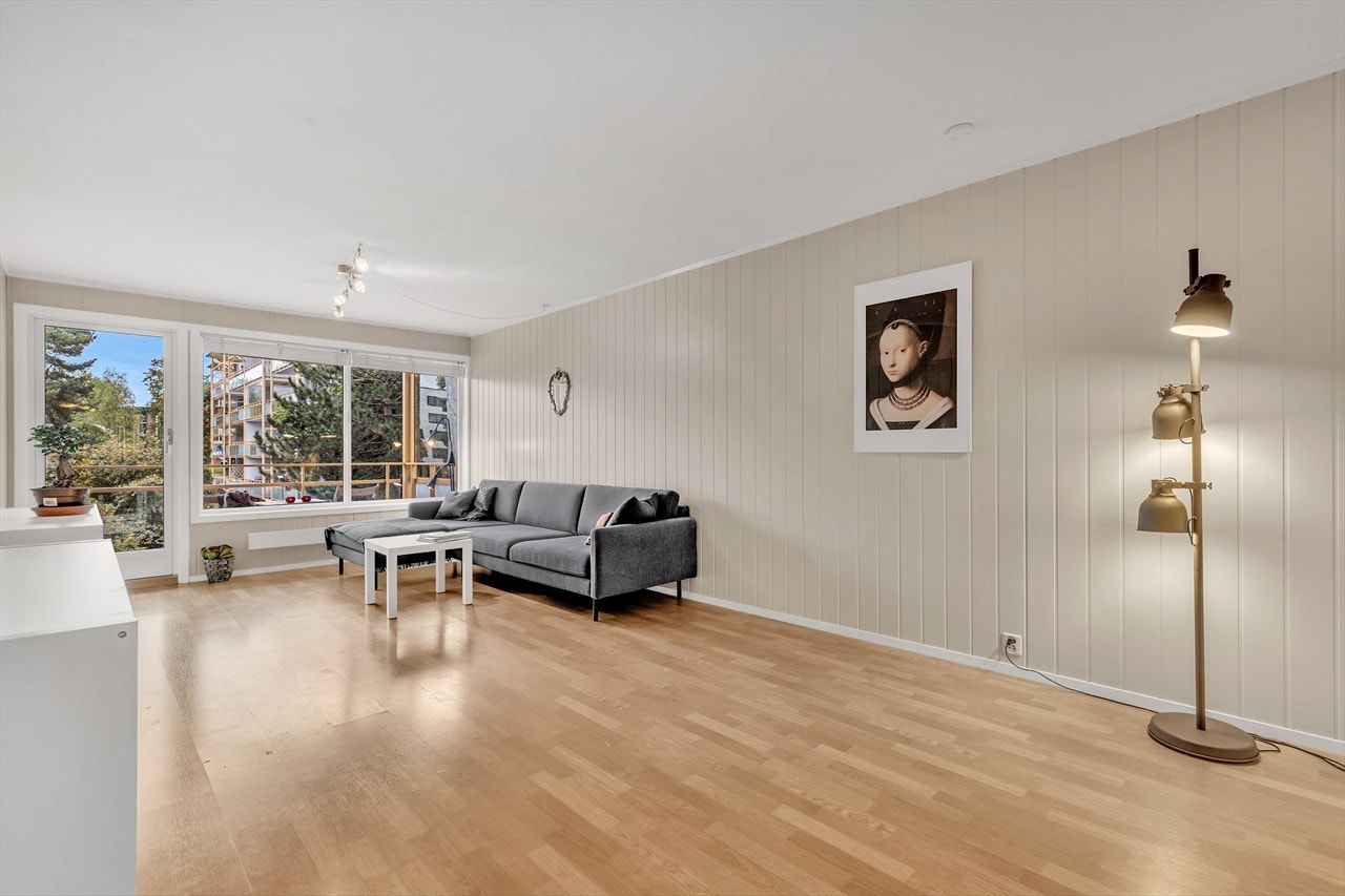 Det er god plass til både sittegruppe og spisestuemøbler i stuen Galleribilde