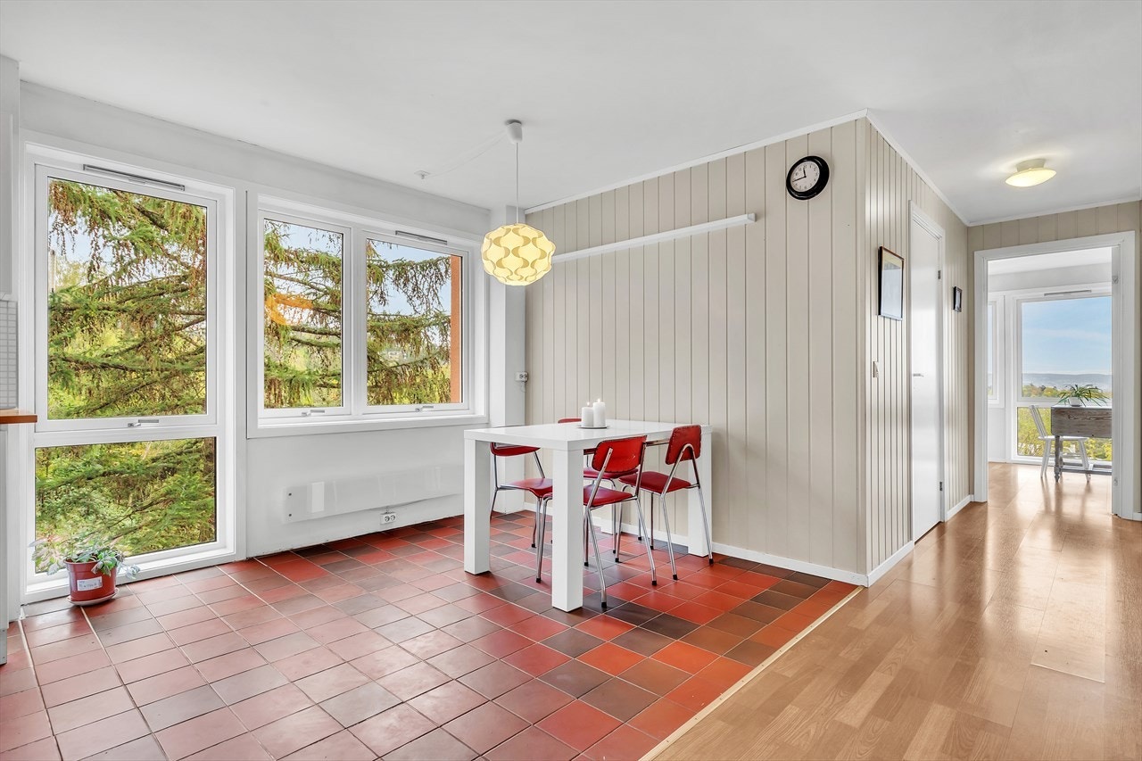 Spiseplass i forlengelse av kjøkkenet med store vindusflater og hyggelig utsikt Galleribilde