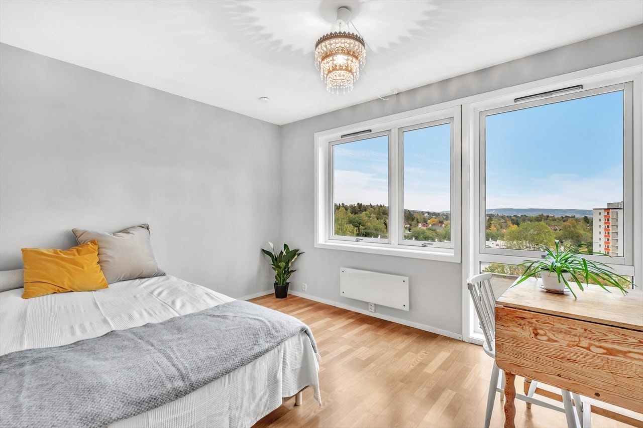 Lyst og trivelig soverom med fin utsikt og store vindusflater (2 av 4) Galleribilde