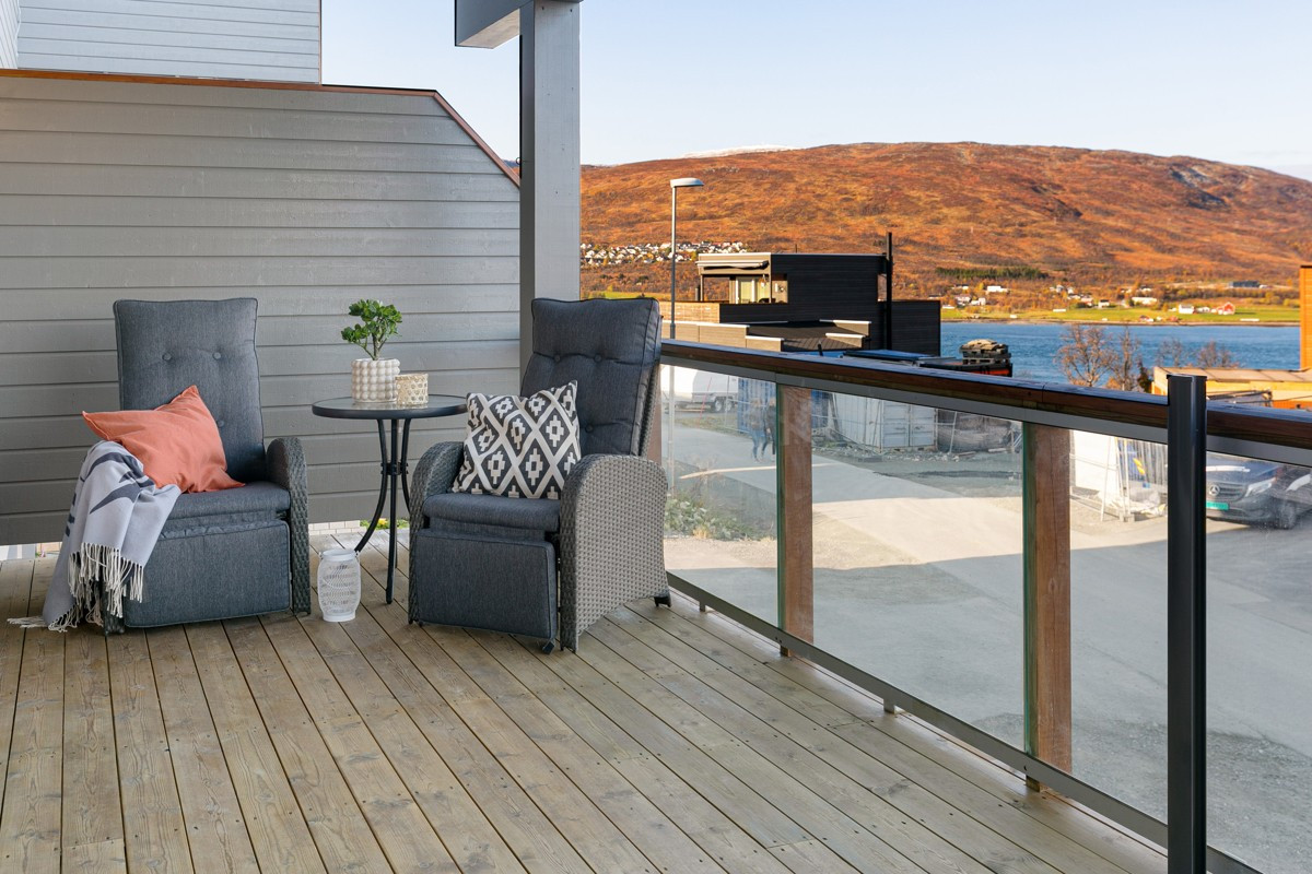 Fin terrasse som er takoverbygd og på ca. 18 kvm