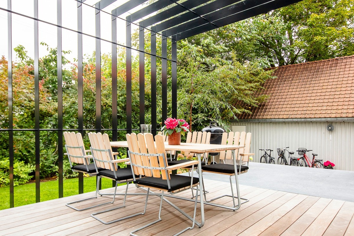 På terrassen har man god plass til utemøbler og grill og deler av terrassen er belagt med terrassebord, samt pergola. Galleribilde