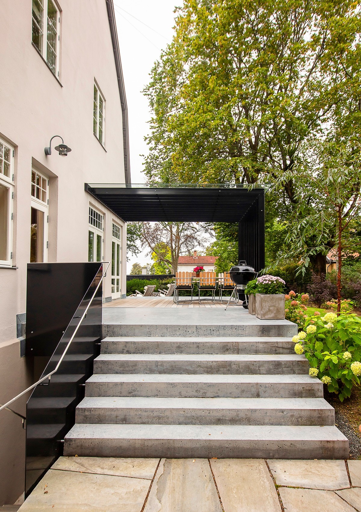 Pergola er fra 2016 og man har betongtrapp opp til første plan av terrassen. Galleribilde