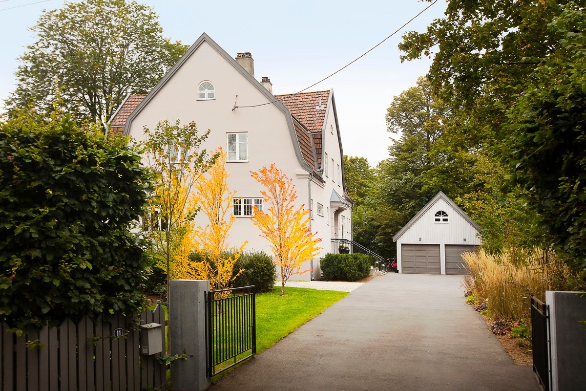 En herskapelig murvilla med flott beliggenhet i det som anses å være et av Oslos aller beste boligstrøk. Galleribilde