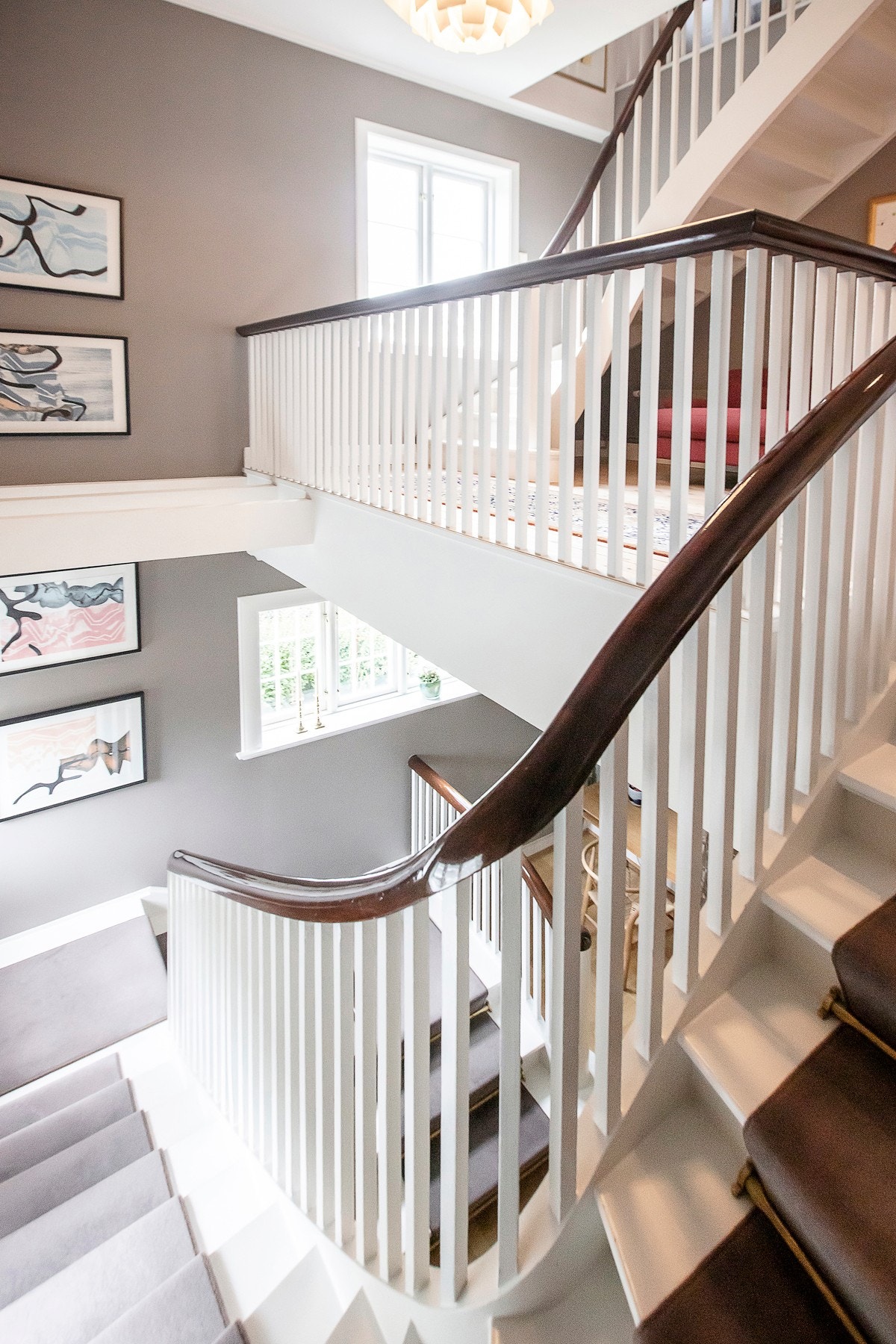 Elegant trapp i heltre tar deg til alle boligens plan. Galleribilde