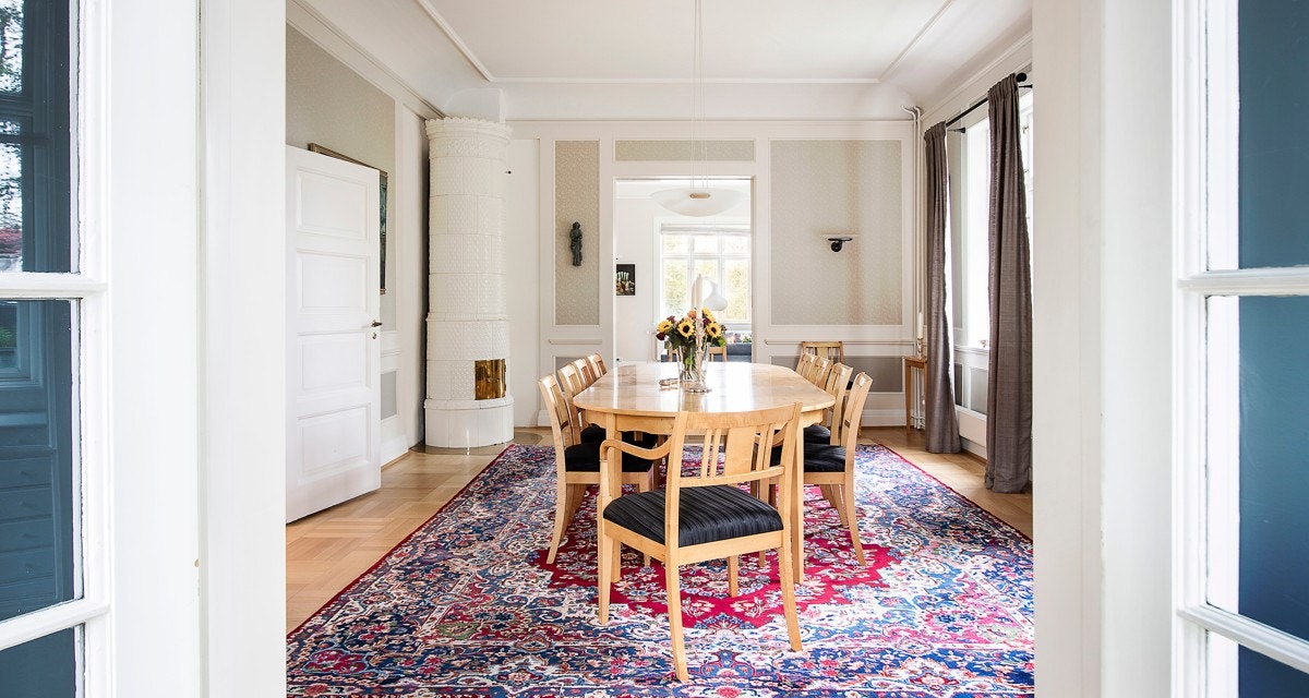 Boligen har en stor spisestue med god plass til langbord som legger godt til rette for sosiale sammenkomster. Spisestuen har også en elegant kakkelovn. Galleribilde