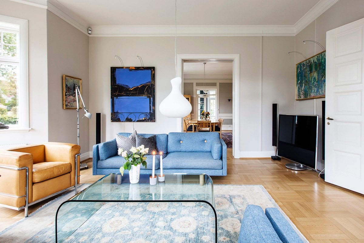 Gulvet er av heltre eikestavsparkett og rommet har store vindusflater som slipper inn rikelig med naturlig lys i rommet. Generøs takhøyde på ca.3,2 meter. Galleribilde