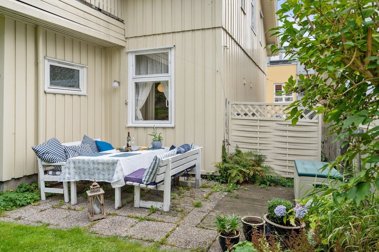 Platting ved husveggen Galleribilde