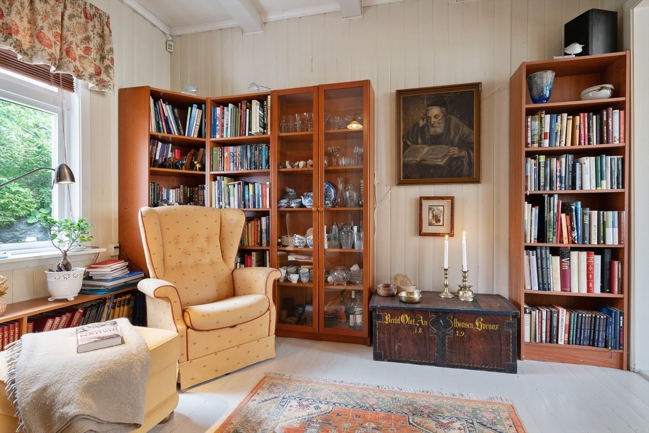 Stue nr 3 har blitt bibliotek Galleribilde