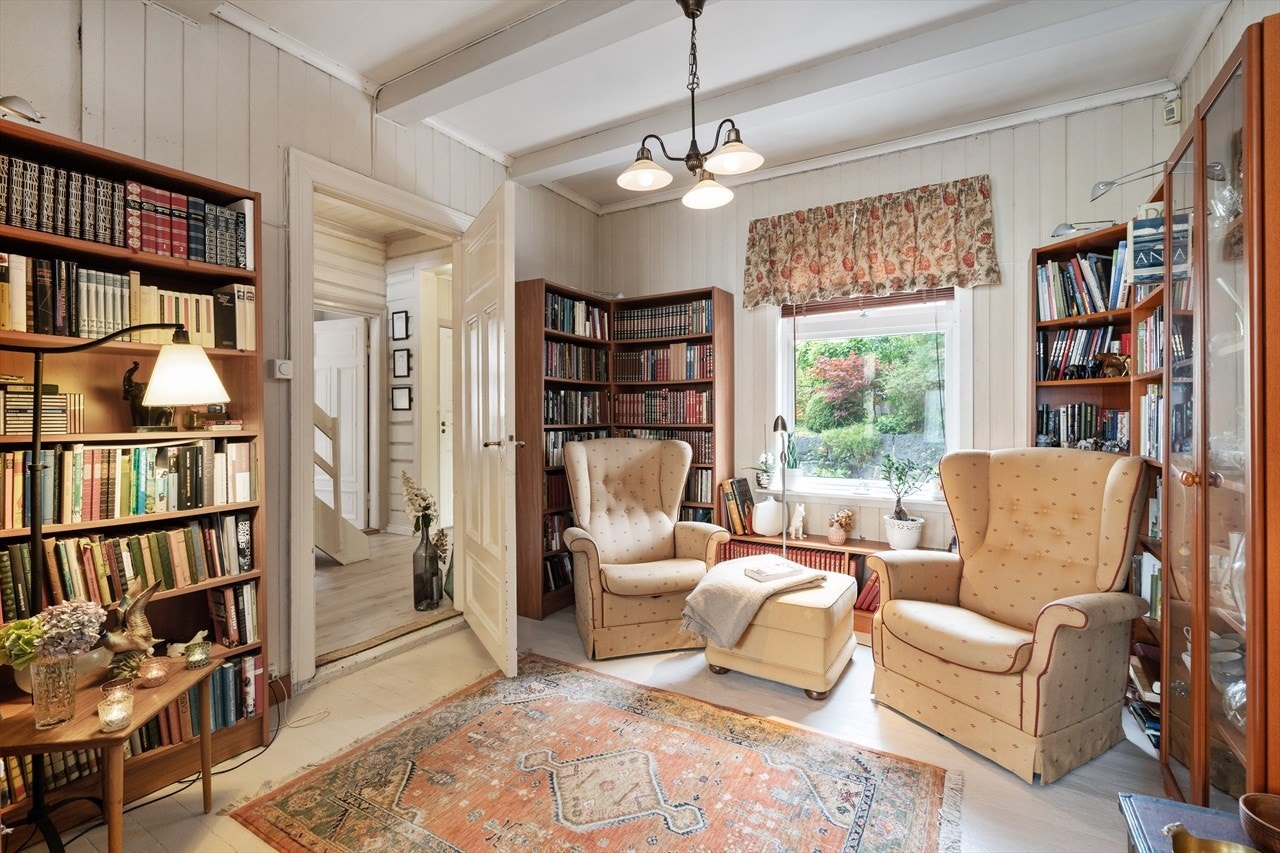 En slik byvilla trenger et bibliotek Galleribilde