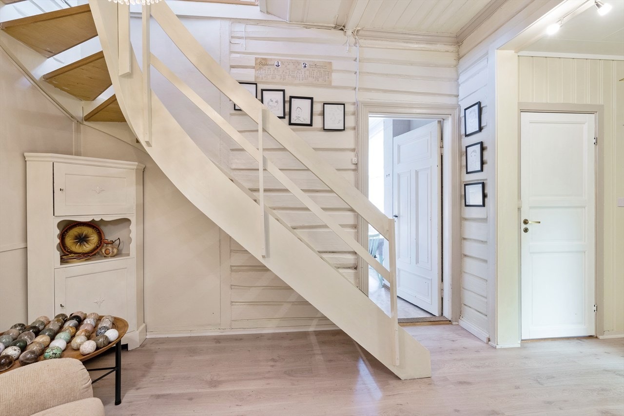 Fantastisk hall som leder de i alle retninger i huset Galleribilde