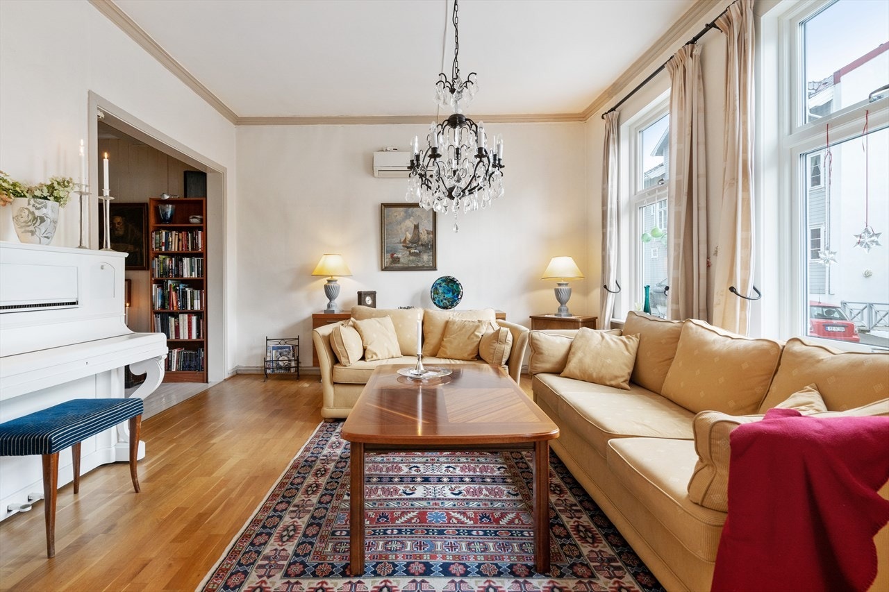 Stue med parkett og store vinduer Galleribilde