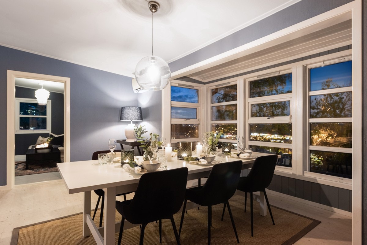 Det store karnappvinduet fanger kveldens lys fra fjerne og nære områder og danner en fantastisk ramme for middagen. Galleribilde