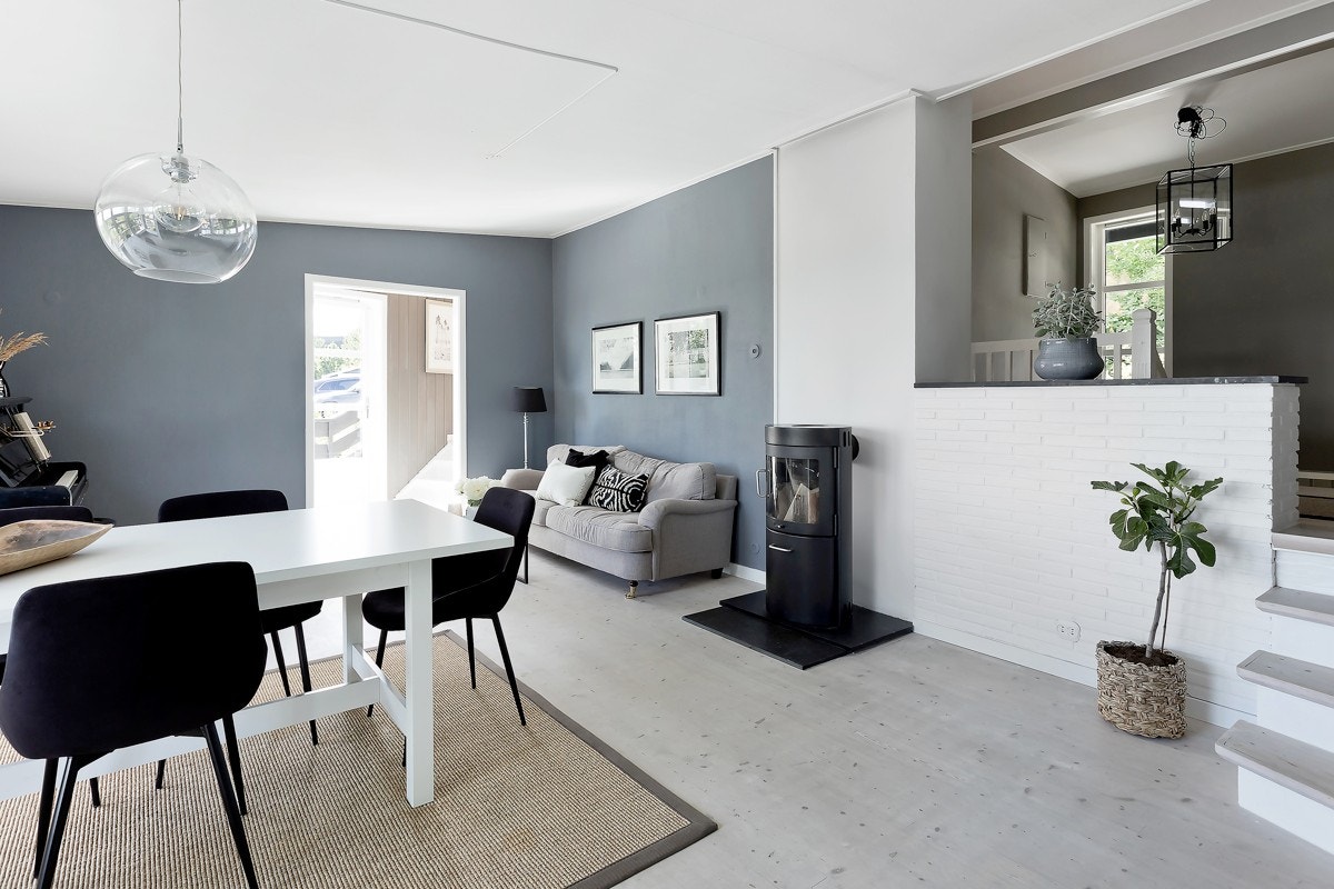 Lys og luftig spisestue med moderne peisovn og utgang til verandaen. Galleribilde