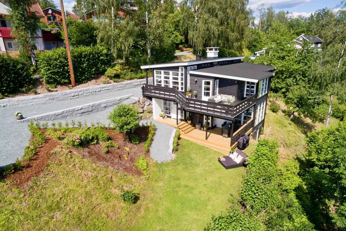 Pent opparbeidet uteområde med gode parkeringsmuligheter på egen grunn. Galleribilde