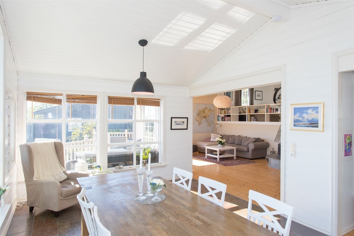 Spisestue mot stuen. Galleribilde