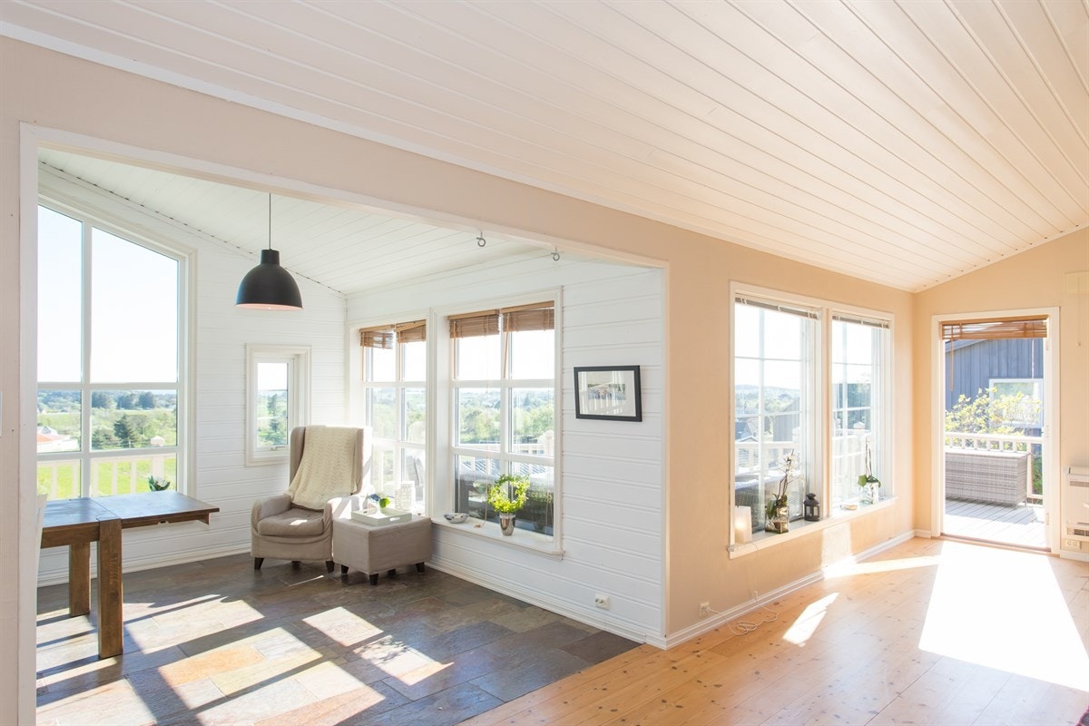 Spisestue i tilbygg. Galleribilde