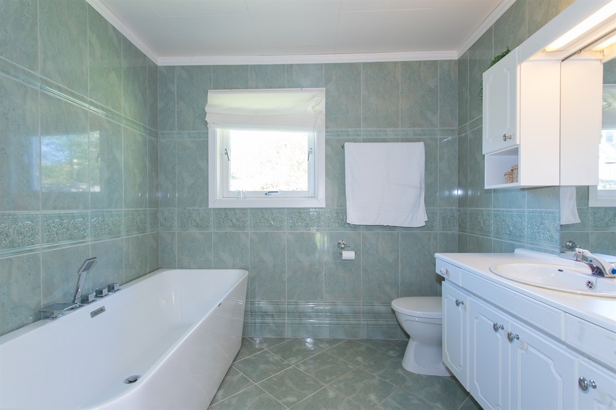 Bad med nytt badekar Galleribilde