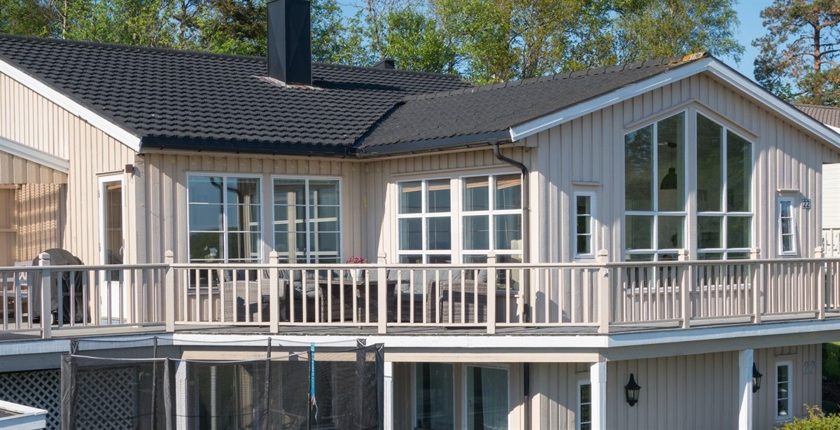 Sor terrasse med utgang fra stue. Galleribilde