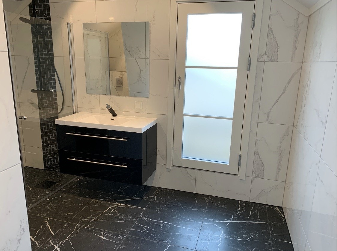 Baderom med dør ut til takterasse Galleribilde