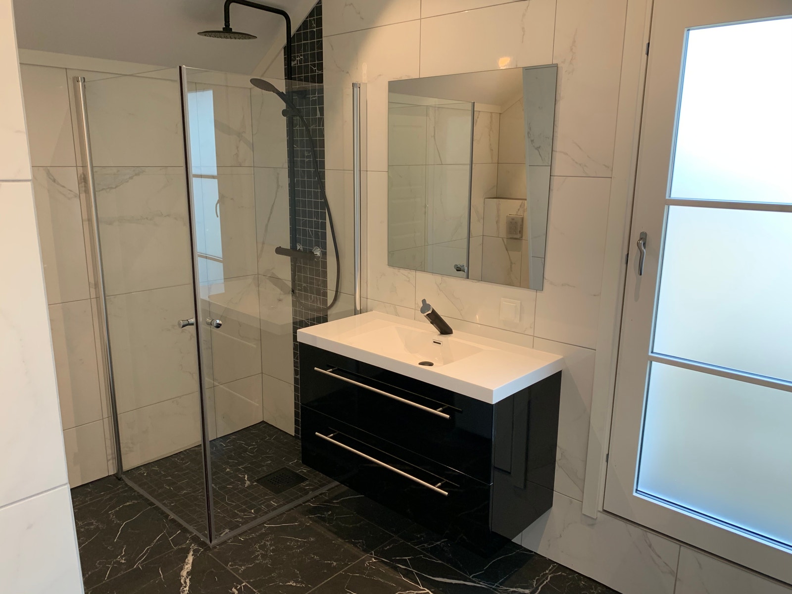 Romslig og flott bad med uttak til vaskemaskin og tørketrommel Galleribilde