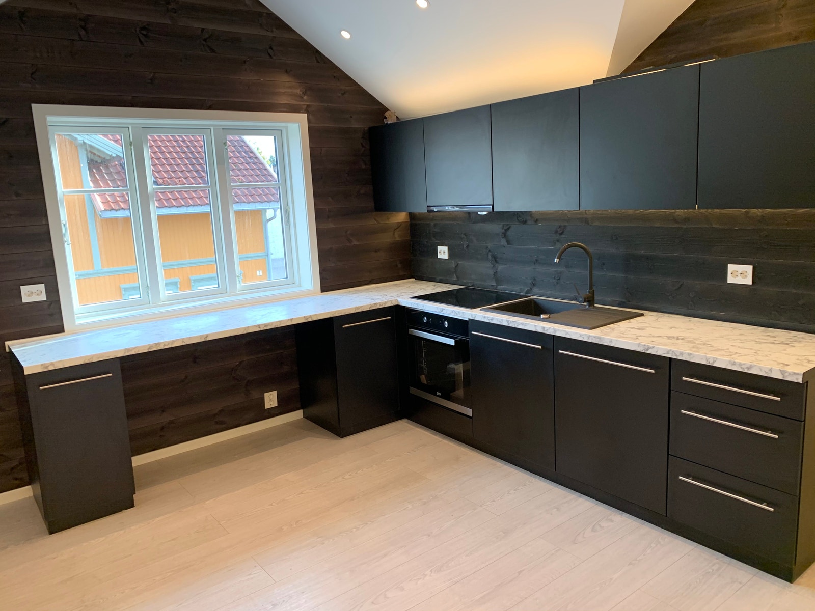 Delikat og stort kjøkken med oppvaskmaskin, stekeovn og induksjonstopp Galleribilde