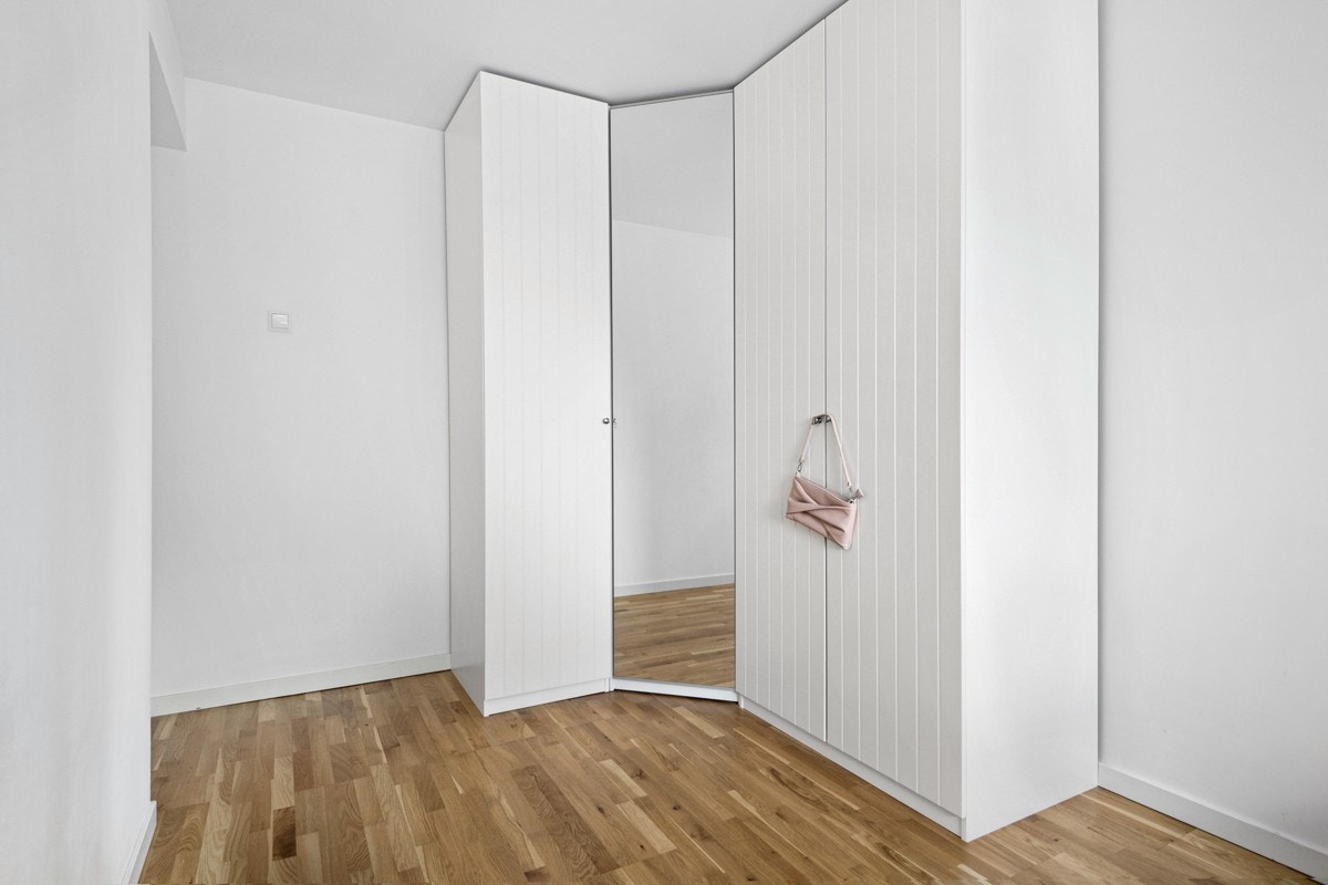 Leiligheten har gode garderobeløsninger. Det er ekstra lagring på to boder. Galleribilde