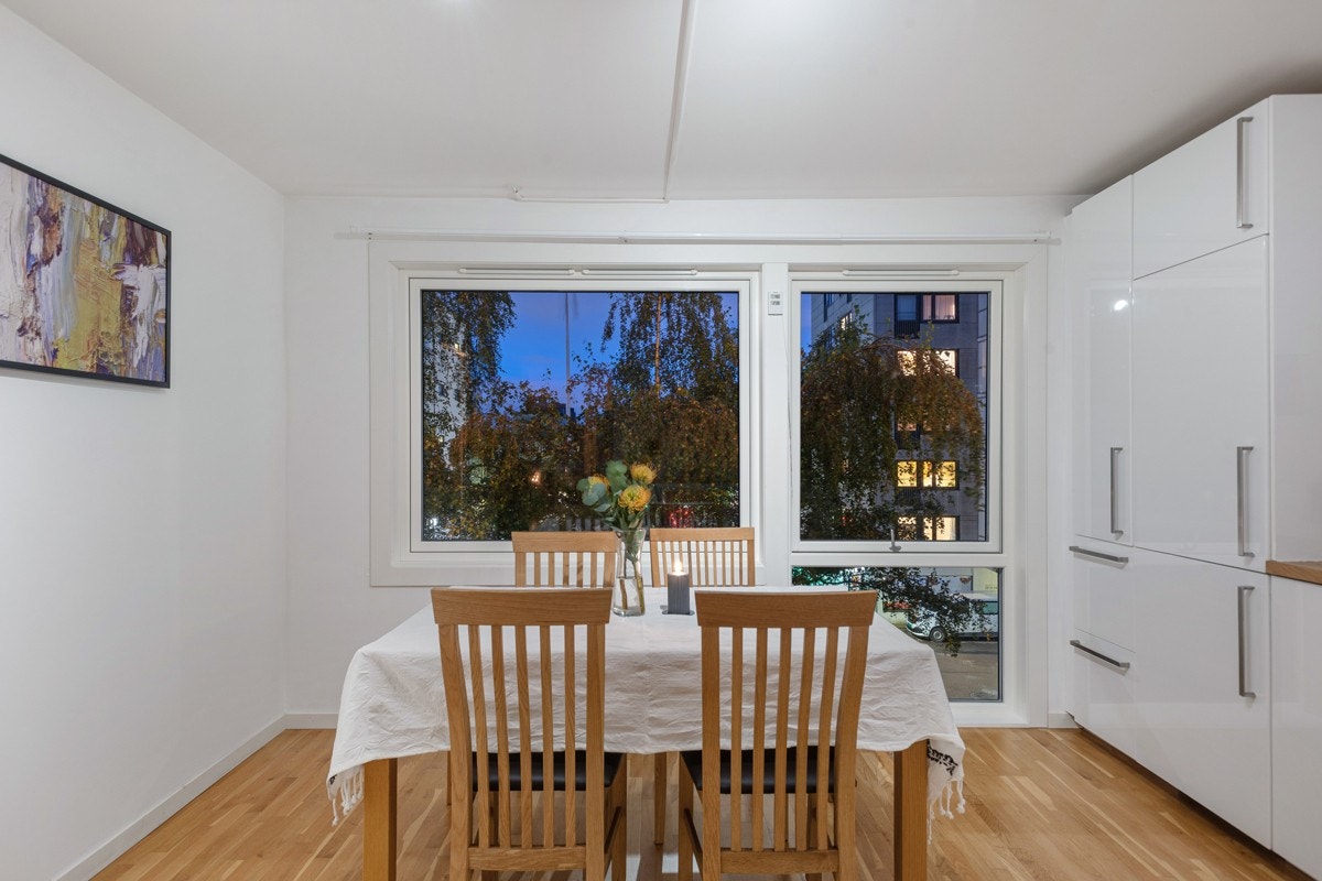 Spisebordet finner sin naturlige plass ved vindu Galleribilde