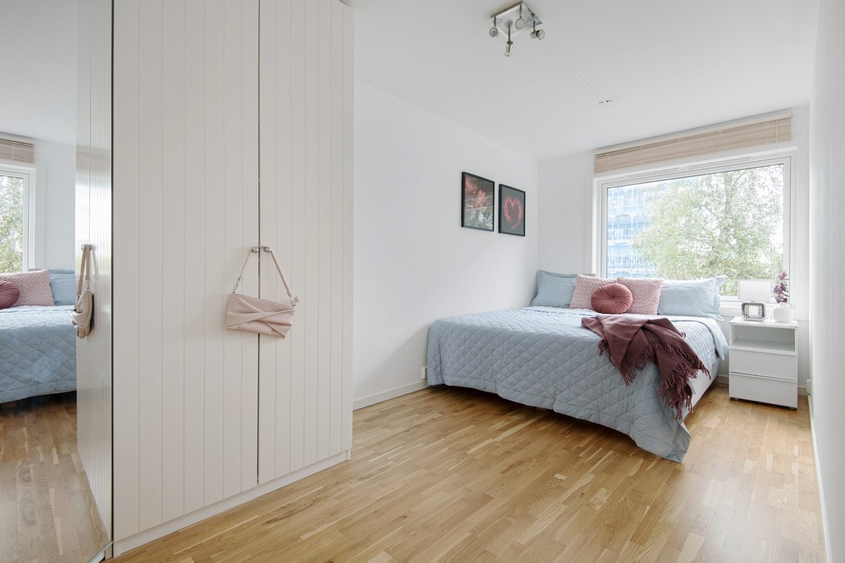 Romslig hovedsoverom med god plass til dobbeltseng, nattbord og garderobeskap. Galleribilde