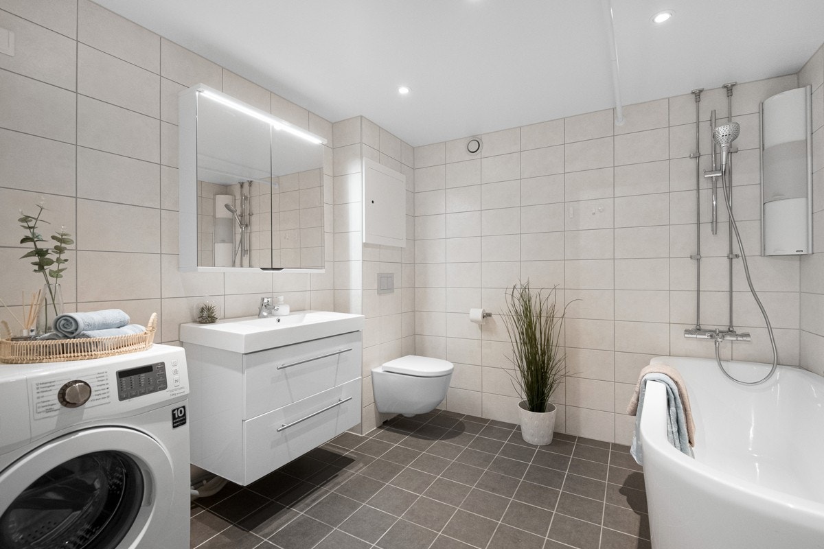 Boligen har et nyrenovert bad fra 2017. Badet er oppusset i regi av borettslaget. Galleribilde