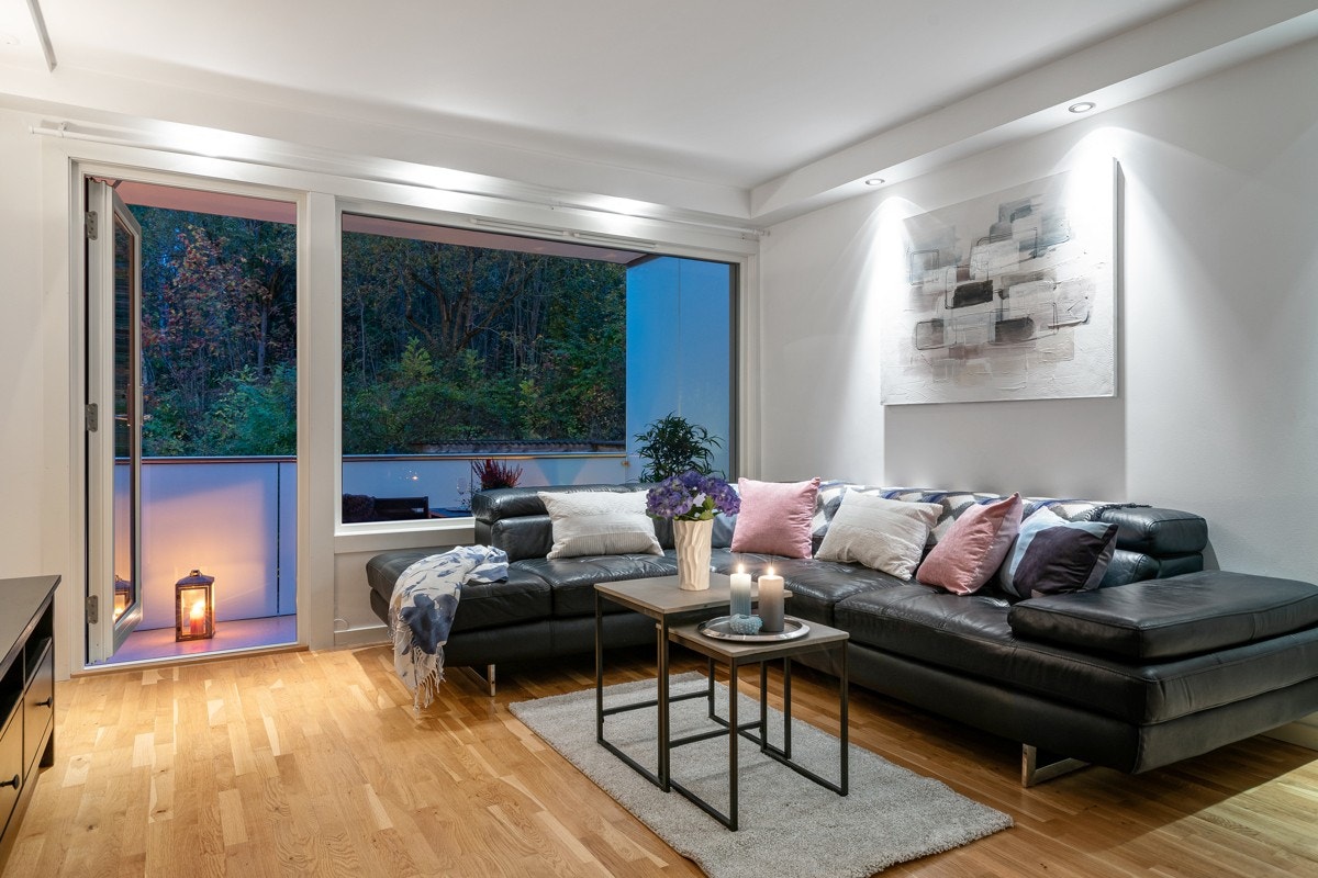 Stuen har god plass til både sofagruppe, spiseplass og tv-løsning. Galleribilde