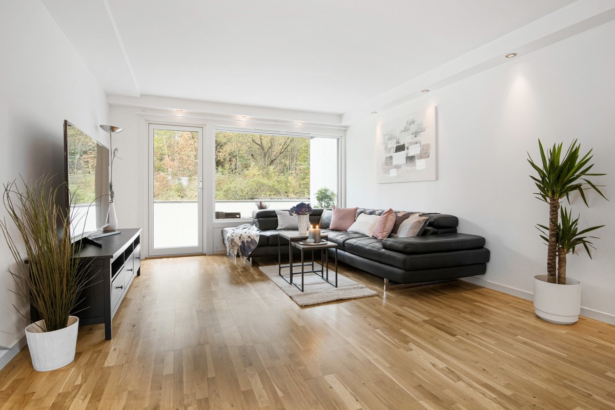 Romslig stue med utgang til solrik balkong. Rommet har store vindusflater som gir rikelig med lys. Galleribilde