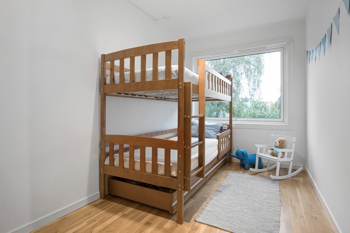 Soverom 2 har lysmalte vegger og parkettgulv. Galleribilde