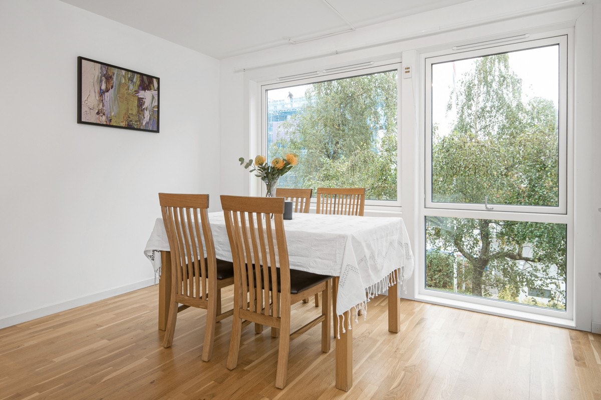 På kjøkkenet er det plass til stort spisebord, perfekt til både hverdag og hyggelige sammenkomster. Galleribilde