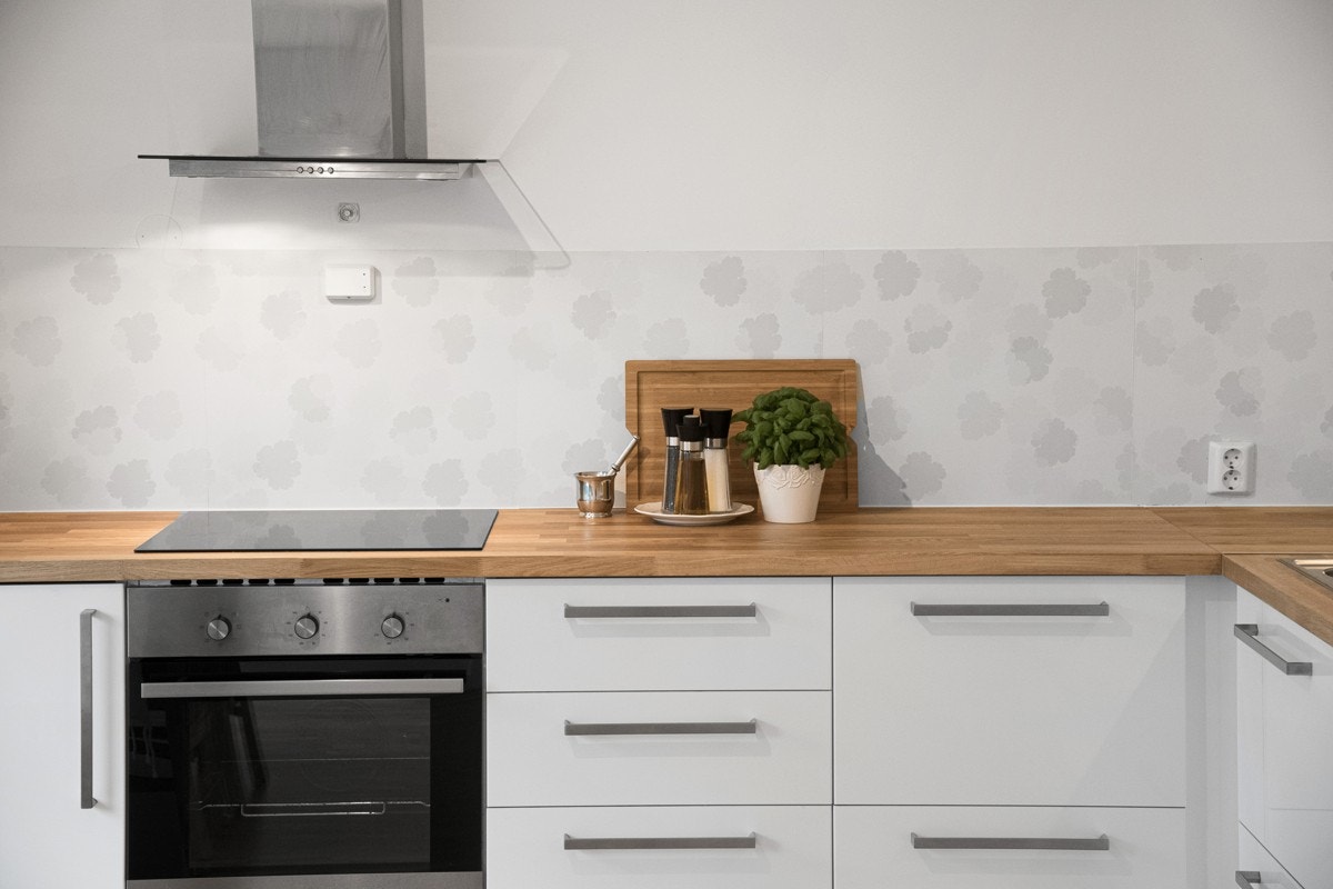 Kjøkkenet er praktisk designet med god benke- og lagringsplass. Galleribilde