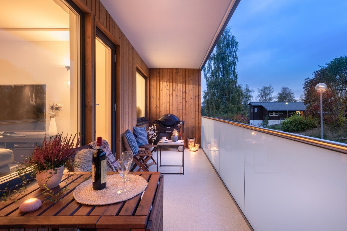 Her kan kveldssolen nytes, i pene og trafikkstille omgivelser. Her har du plass til utemøbler og flere gjester. Galleribilde