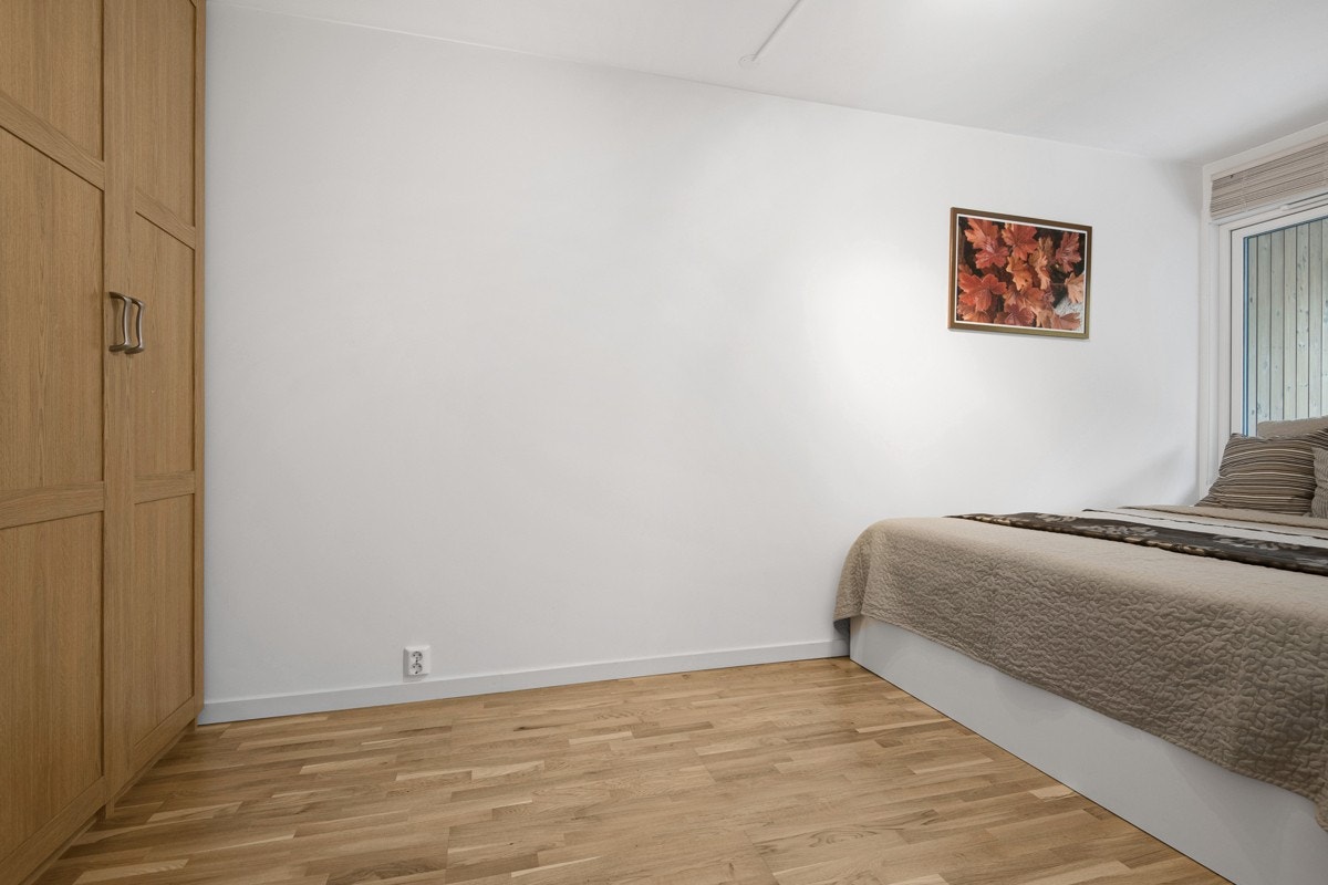 Soverom 3 har god plass til dobbeltseng, garderobeskap og nattbord. Galleribilde
