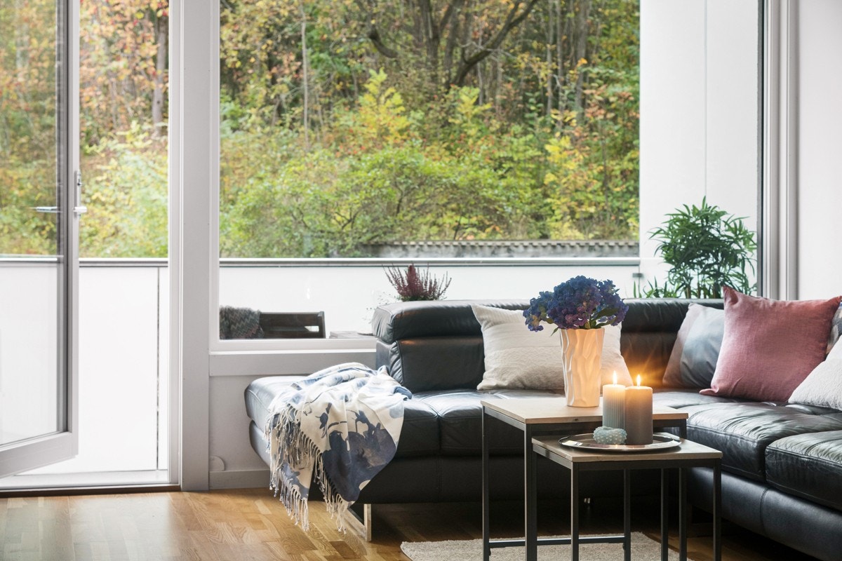 Stuevinduene vender ut mot et idyllisk skogholt. Galleribilde