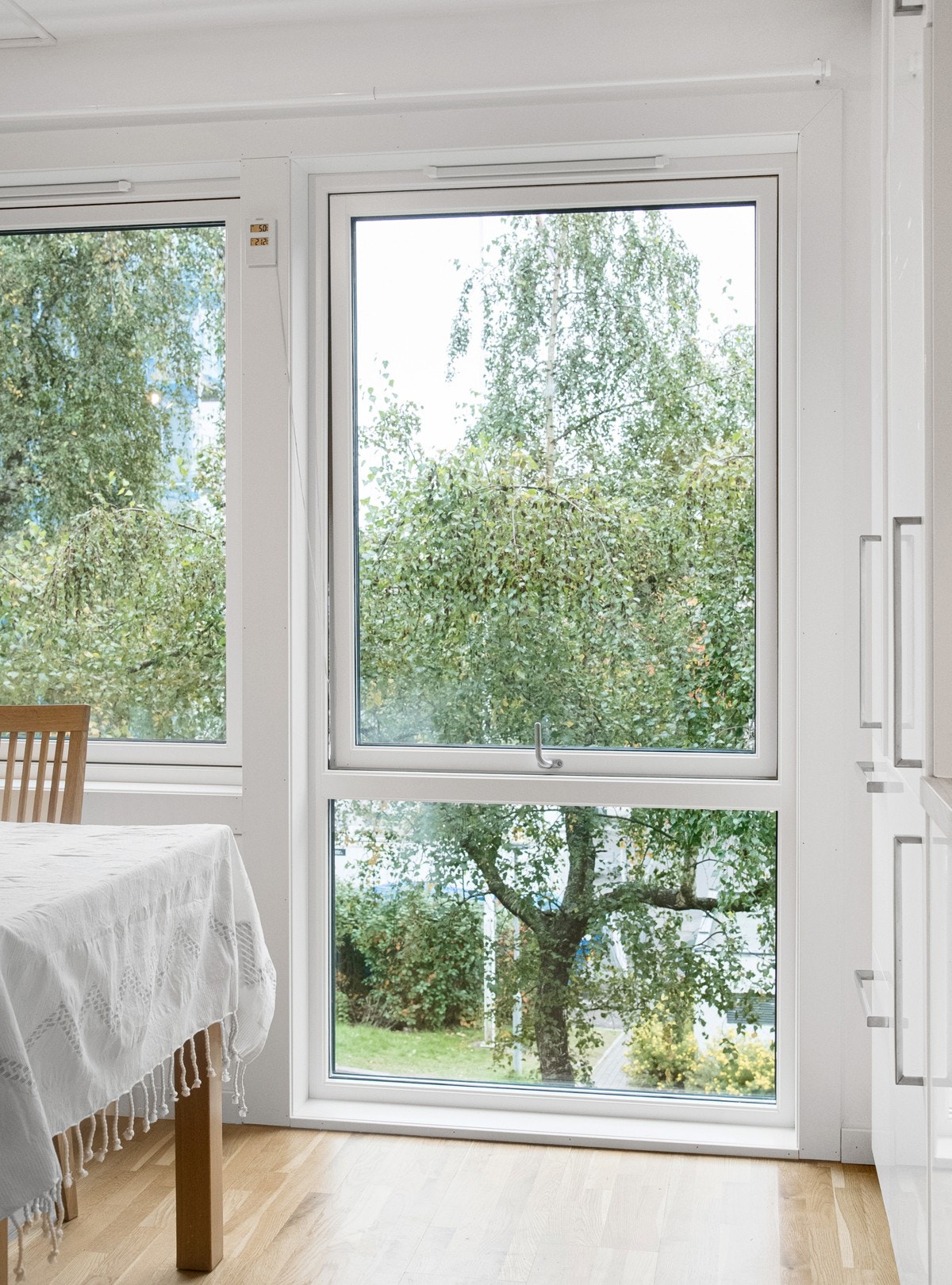 Ekstra store vinduer gir herlige lysforhold på kjøkkenet. Galleribilde