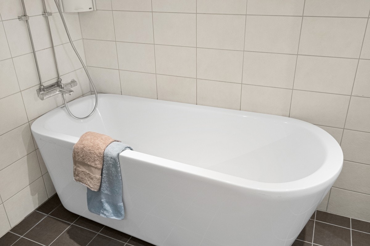 Det er deilig badekar for velvære og avslapning. Badekaret har også dusjmulighet. Galleribilde