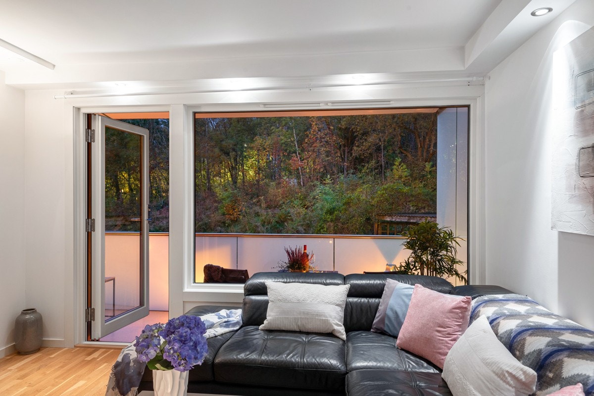 I enden av stuen er det stort vindu og utgang til balkong. Galleribilde