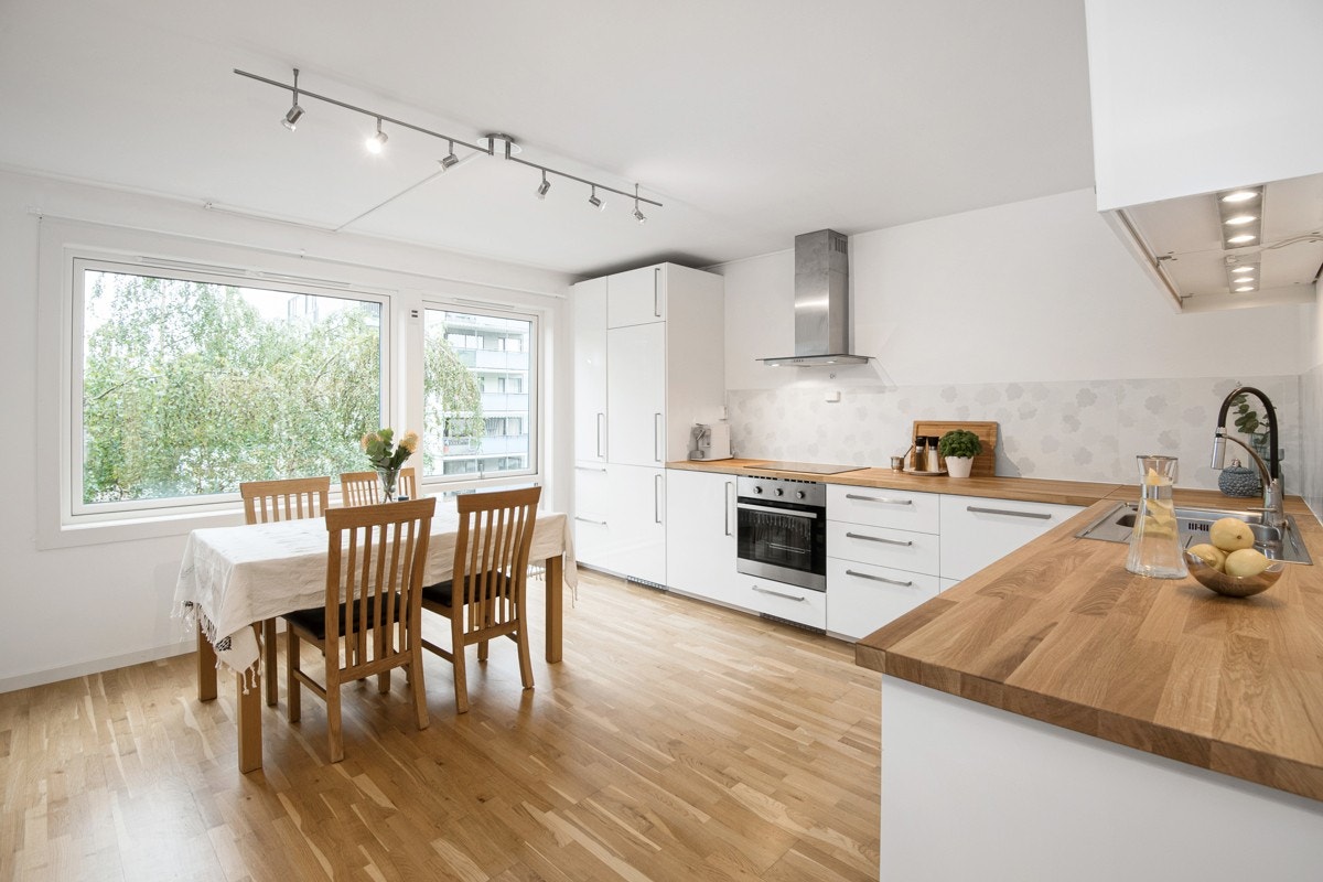 Kjøkkenet er av god størrelse og har tidsriktig innredning fra 2013. Galleribilde