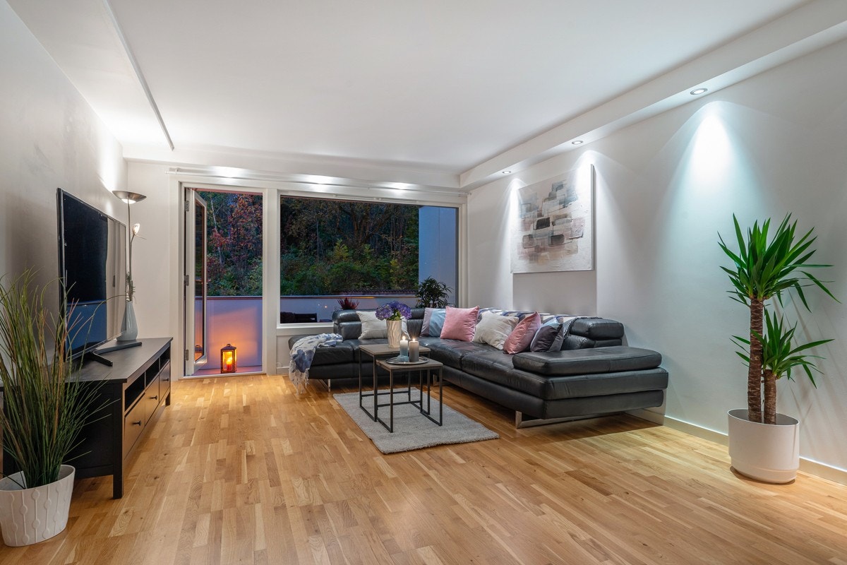 Leiligheten har et moderne uttrykk ? både ute og inne. Galleribilde