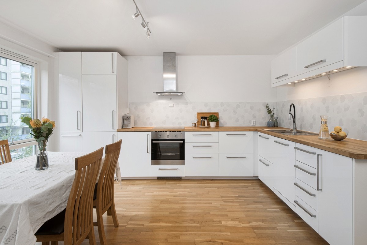 Kjøkkenet er av god størrelse og inneholder en omfangsrik L- formet innredning. Galleribilde