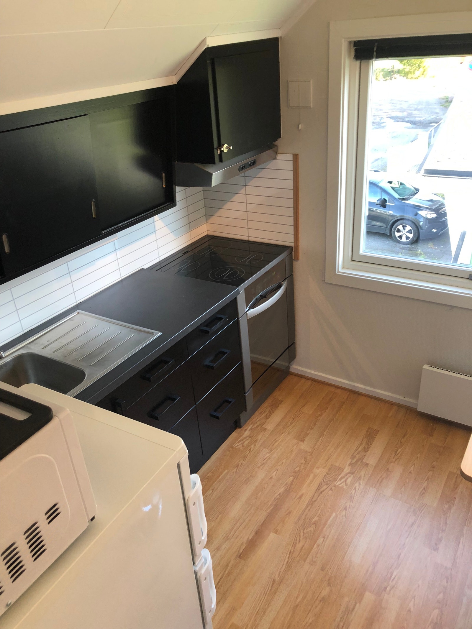 Kjøkken m/oppvaskmaskin, komfyr, microbølgeovn, kjøleskap og vaskemaskin Galleribilde