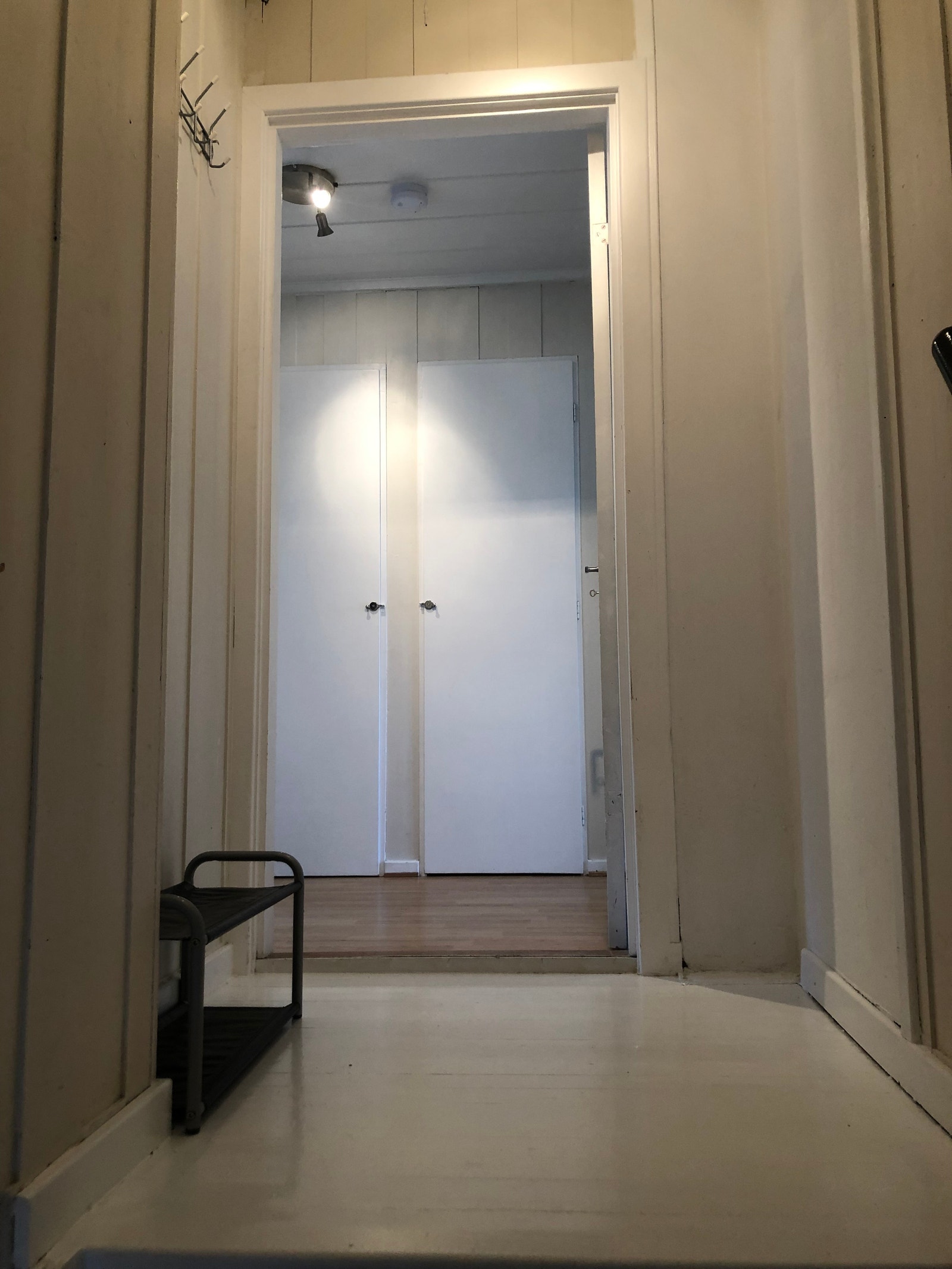 Yttergang med plass til å sette fra seg sko og yttertøy Galleribilde