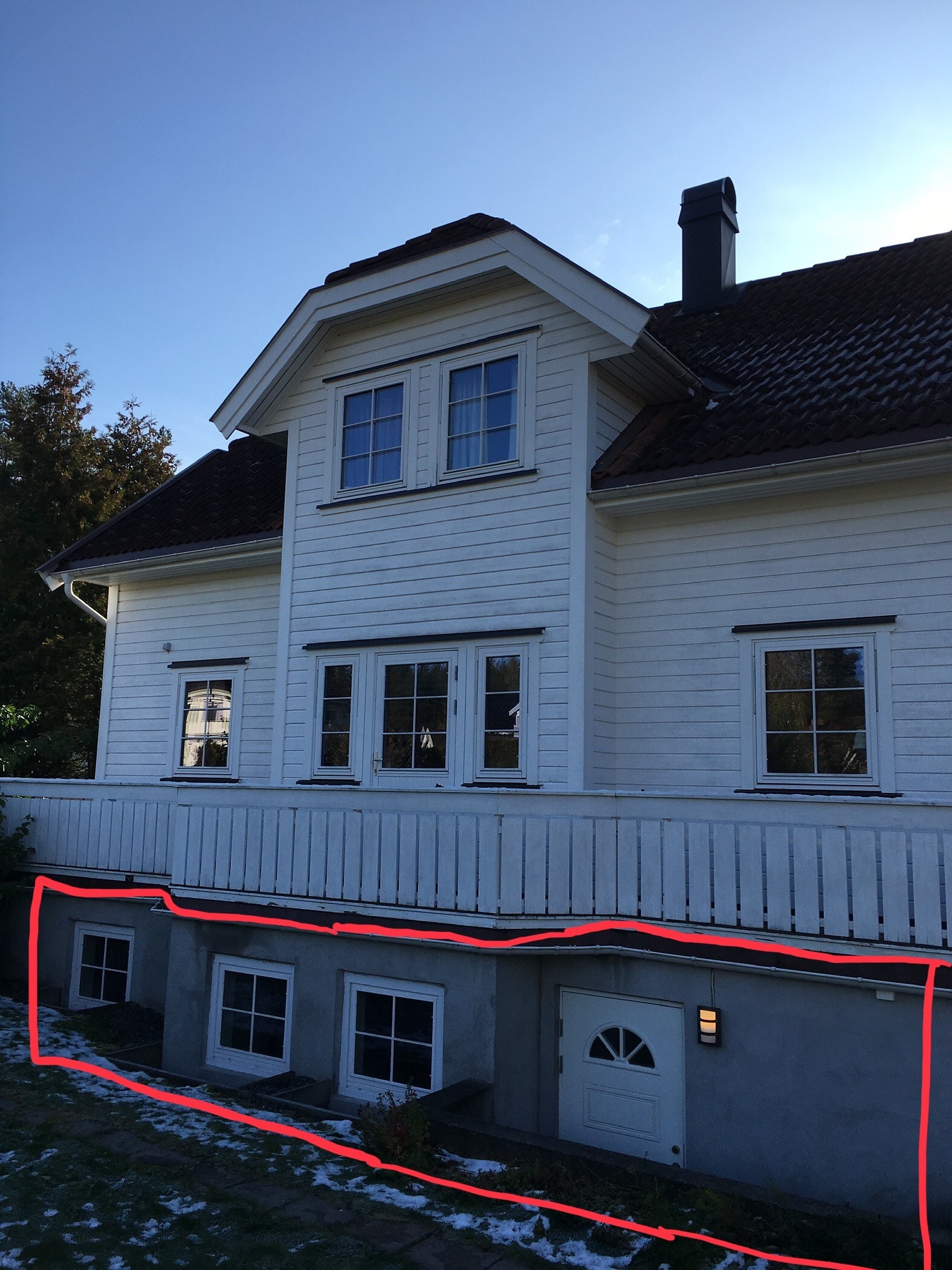 Leiligheten har fire store vinduer med utsikt til hage som sørger for gode lysforhold samtidig som hage med hekk skjermer for innsyn. Galleribilde