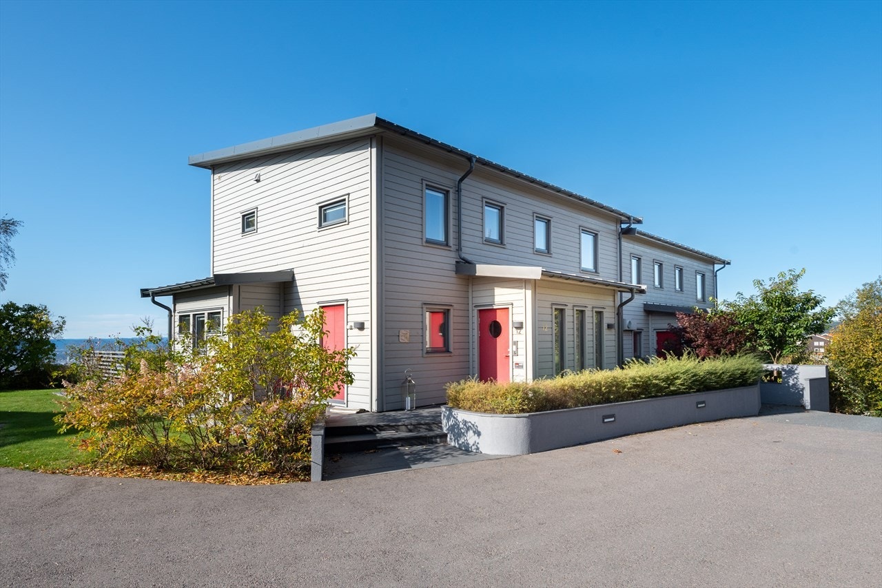 Nåværende eier har i byggingen av huset hatt et sterkt fokus på form og funksjon kombinert med gjennomtenkte løsninger av høy teknisk standard Galleribilde