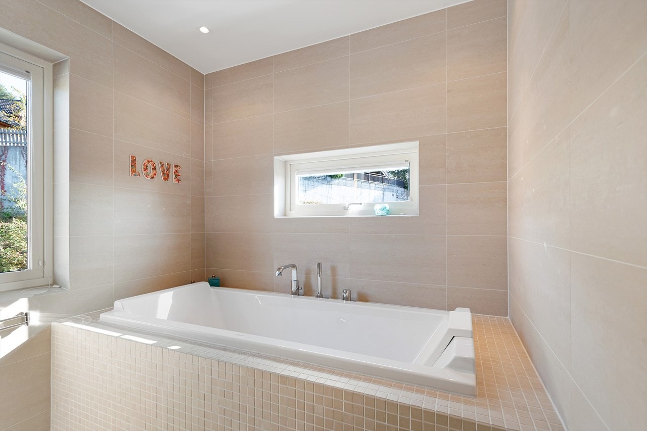 Baderom tilknyttet hovedsoverom Galleribilde