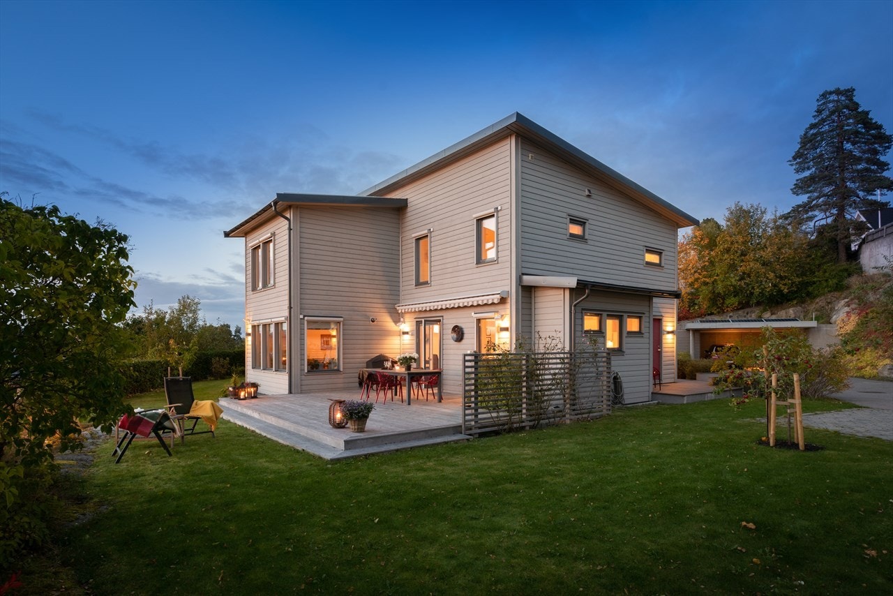 Boligen, opprinnelig tegnet som en tomannsbolig, er påkostet og bygget i 2010 som en enebolig Galleribilde